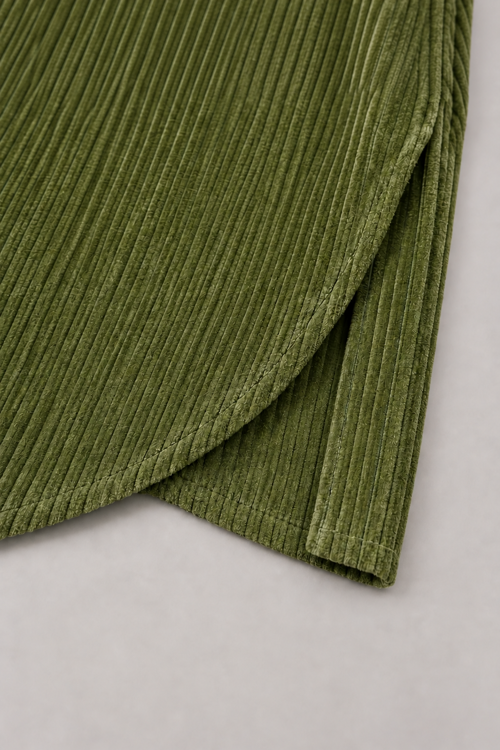 Chaqueta de Pana Verde Oliva con Cuello Envolvente