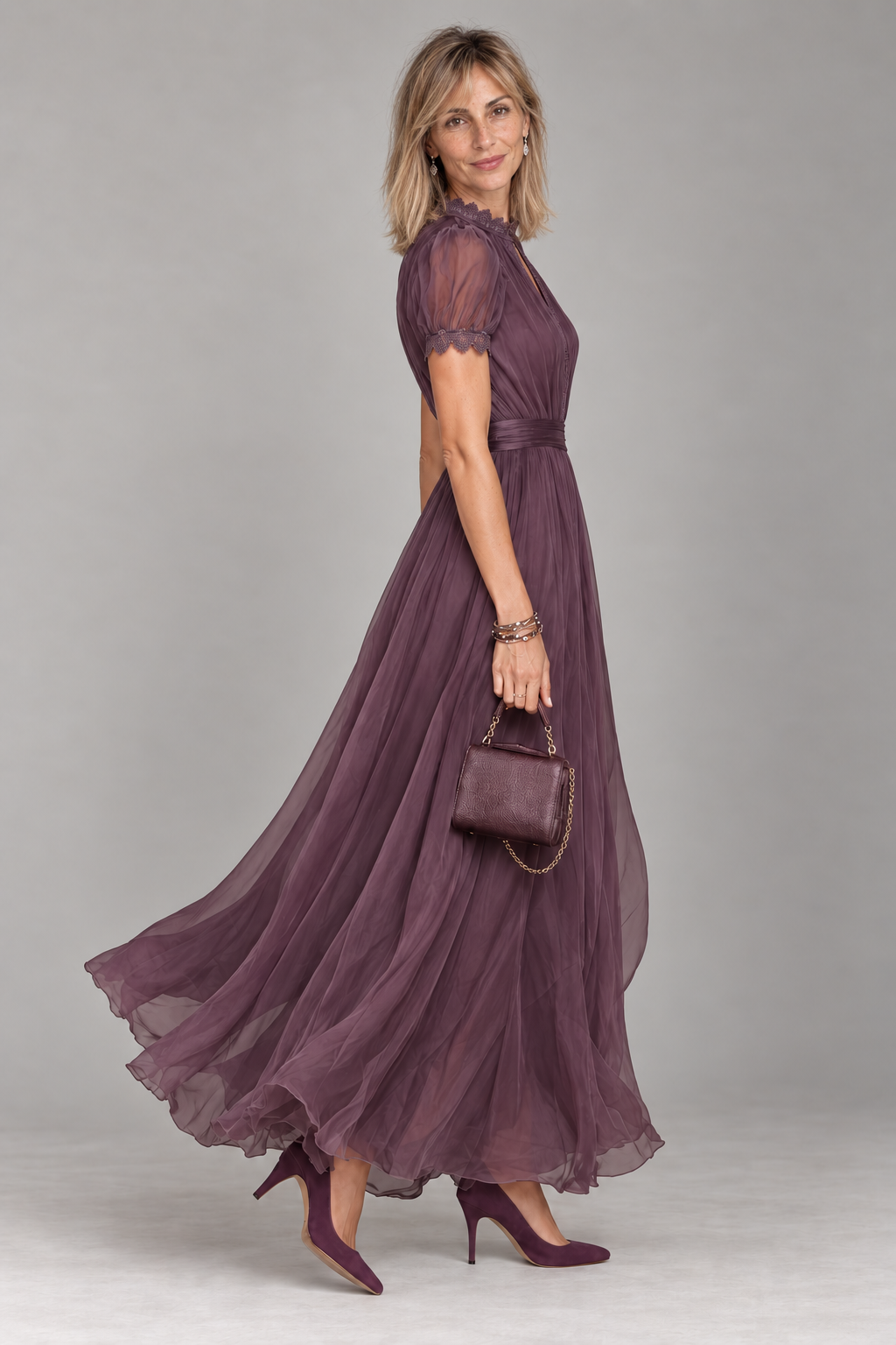 Valentine, vestido largo con escote ojo de cerradura y encaje, fotografía de estudio